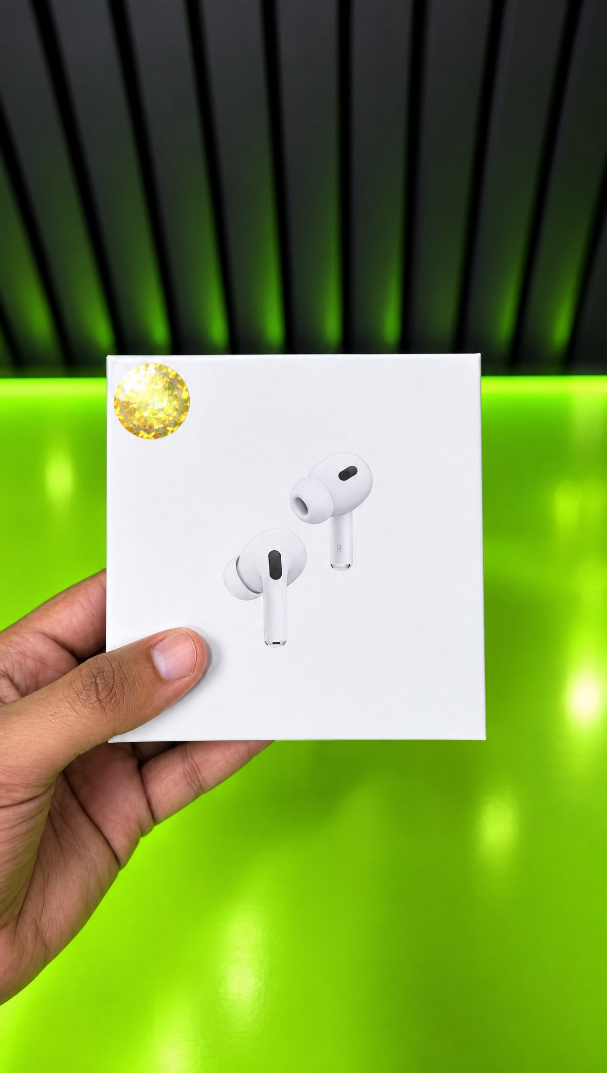 Audífonos tipo Pro 2 en la mano